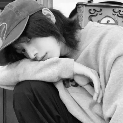 男生头像冷酷黑白