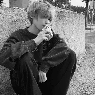 男生头像冷酷黑白