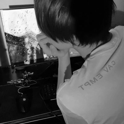 男生头像冷酷黑白
