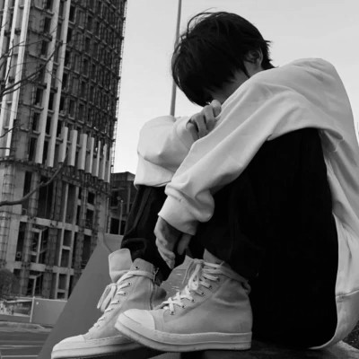 男生头像冷酷黑白