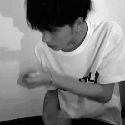 男生头像冷酷黑白