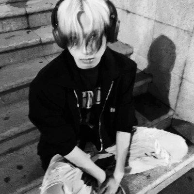 男生头像冷酷黑白
