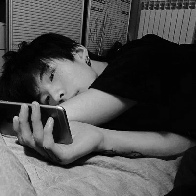 男生头像冷酷黑白