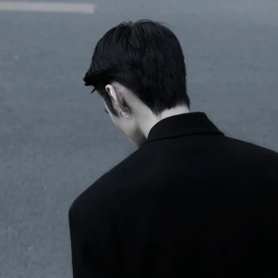 成熟稳重高端头像男