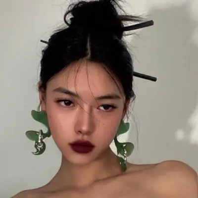 有趣小众女生头像真人