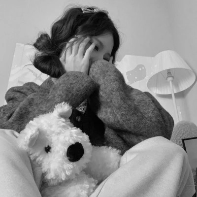 高级小众头像黑白女生