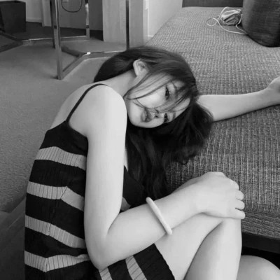 高级小众头像黑白女生