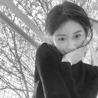 高级小众头像黑白女生