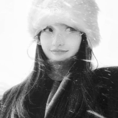 高级小众头像黑白女生