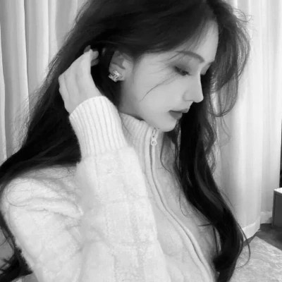 高级小众头像黑白女生