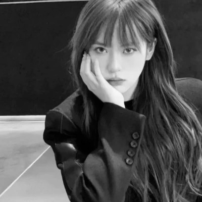 高级小众头像黑白女生