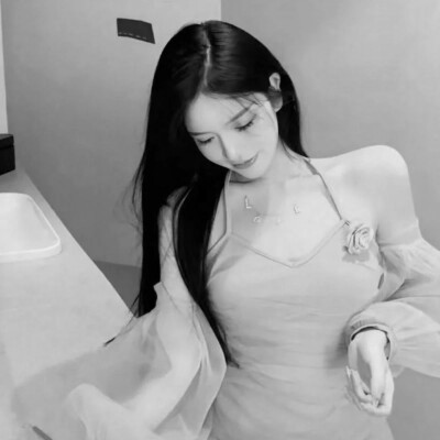 高级小众头像黑白女生