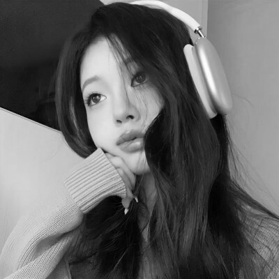 高级小众头像黑白女生