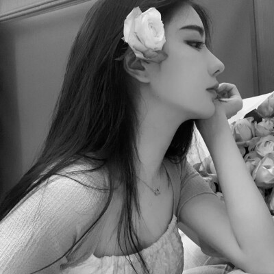 高级小众头像黑白女生