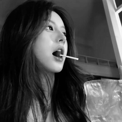 高级小众头像黑白女生