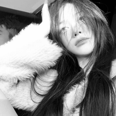 高级小众头像黑白女生