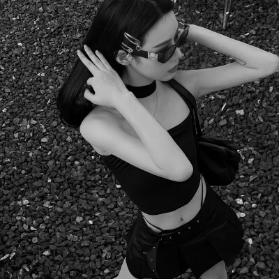 高级小众头像黑白女生