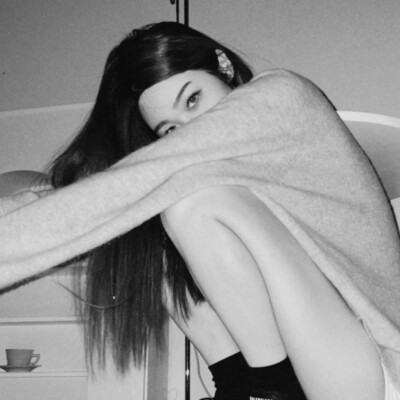 高级小众头像黑白女生