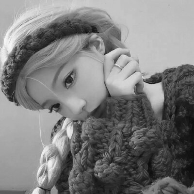 高级小众头像黑白女生