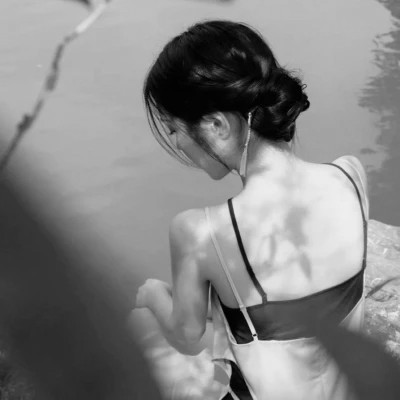 女生头像高级小众高冷黑白