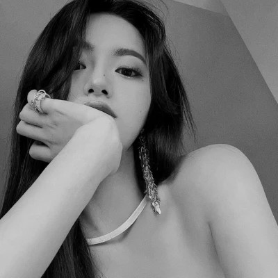 女人黑白头像高冷魅惑