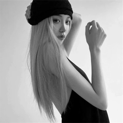 高质量女生头像黑白真人