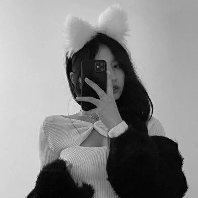 高质量女生头像黑白真人
