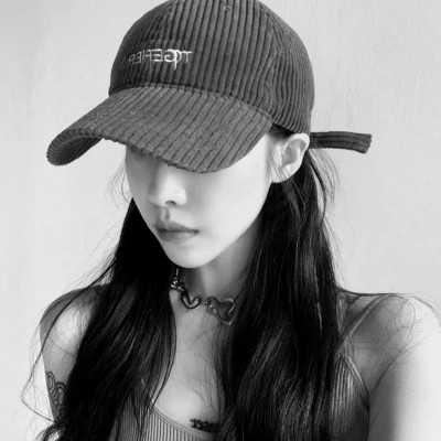 高质量女生头像黑白真人