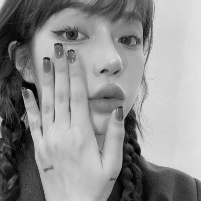 女头ins风真人黑白