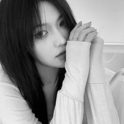 女生黑白高级感图片头像
