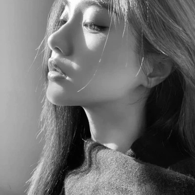 女生黑白高级感图片头像