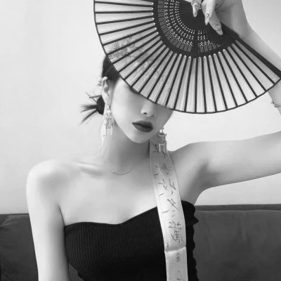 女生黑白高级感图片头像