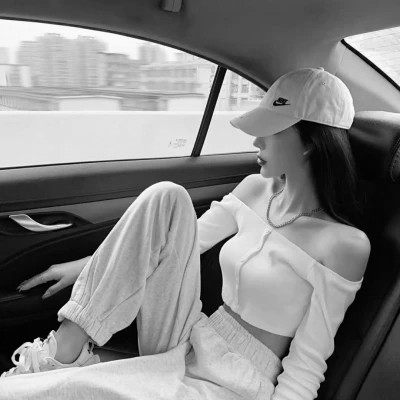 女生黑白高级感图片头像