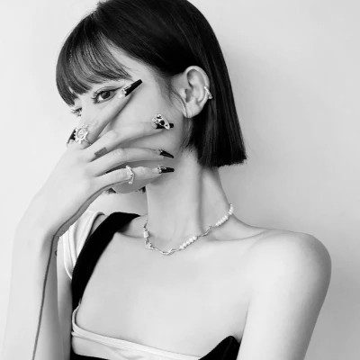 女生黑白高级感图片头像