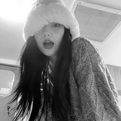 女生黑白高级感图片头像