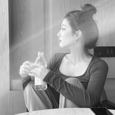 女生黑白高级感图片头像