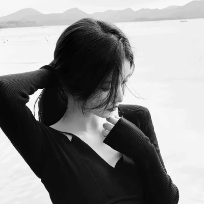 女生黑白高级感图片头像