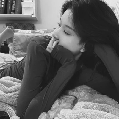 女生黑白高级感图片头像