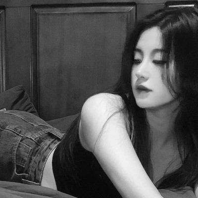 女生黑白高级感图片头像