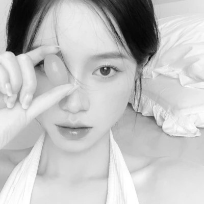 女生黑白高级感图片头像