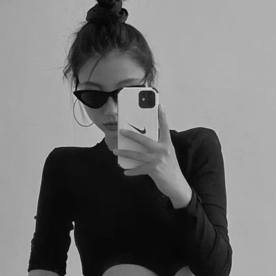 黑白高级感图片头像女