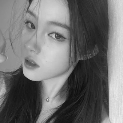 黑白高级感图片头像女