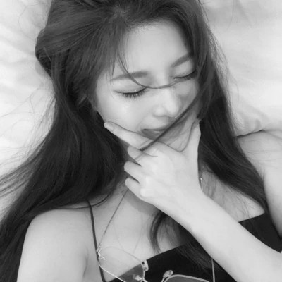 黑白高级感图片头像女