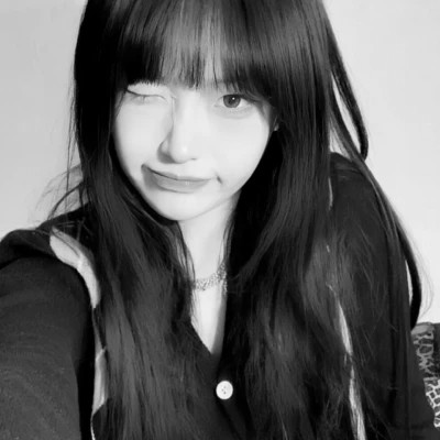 黑白高级感图片头像女
