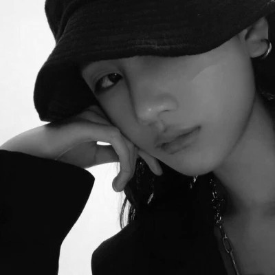黑白高级感图片头像女