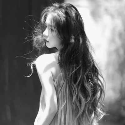 黑白高级感图片头像女