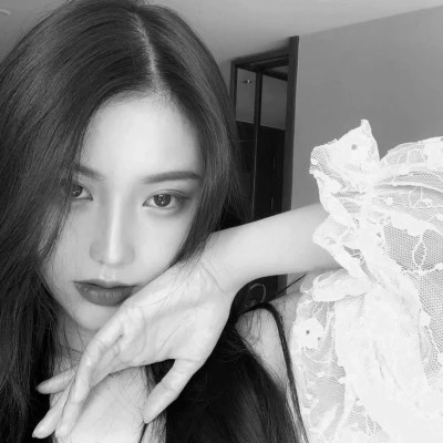 黑白高级感图片头像女