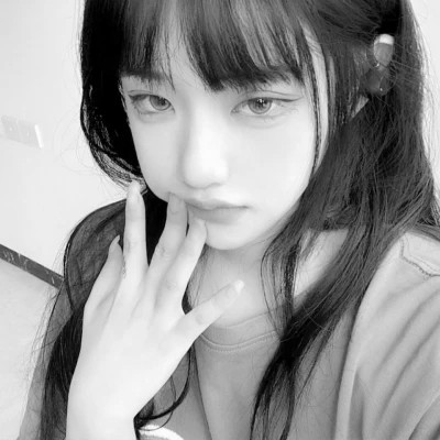 黑白高级感图片头像女