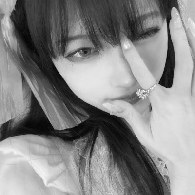 黑白高级感图片头像女