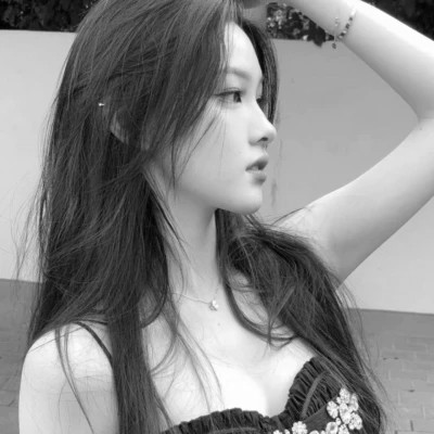 黑白高级感图片头像女